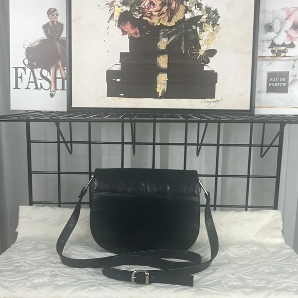 EUC VINTAGE NAVY LEATHER SHOULDER BAG WITH SHINY GOLD HARDWARE. Adjustable Strap - Picture 4 of 11